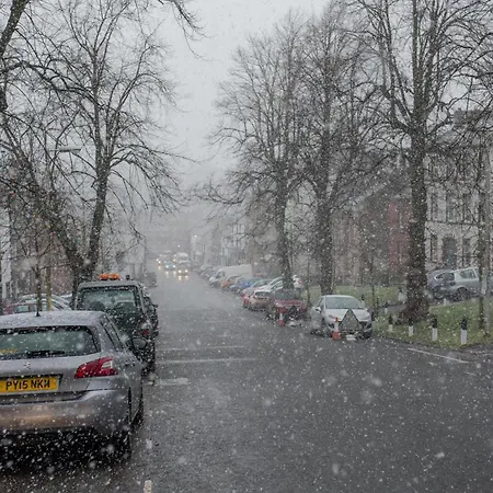 Semesterbostad Little Apple Cottage- Free Parking, Hot Tub, Fire, Town Centre *