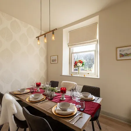 Semesterbostad Little Apple Cottage- Free Parking, Hot Tub, Fire, Town Centre *