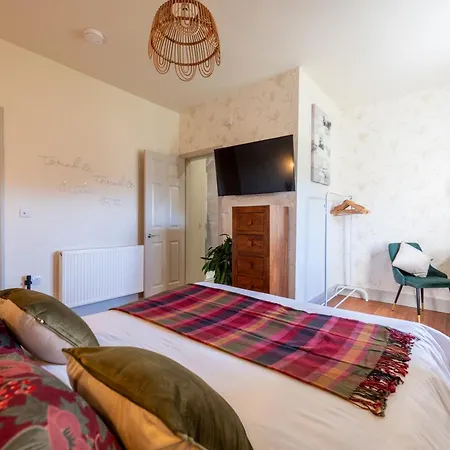 Semesterbostad Little Apple Cottage- Free Parking, Hot Tub, Fire, Town Centre