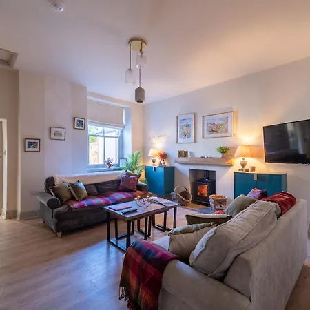 Semesterbostad Little Apple Cottage- Free Parking, Hot Tub, Fire, Town Centre *