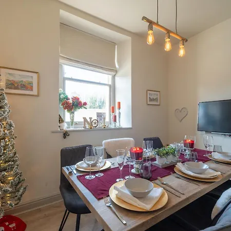 Semesterbostad Little Apple Cottage- Free Parking, Hot Tub, Fire, Town Centre