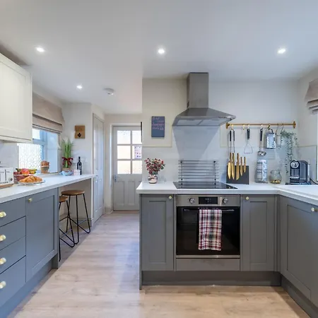 Little Apple Cottage- Free Parking, Hot Tub, Fire, Town Centre Semesterbostad