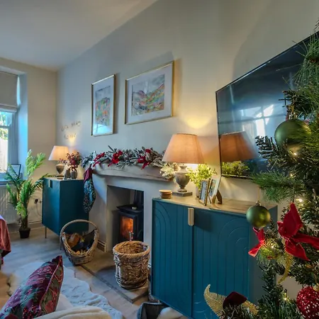 Semesterbostad Little Apple Cottage- Free Parking, Hot Tub, Fire, Town Centre *