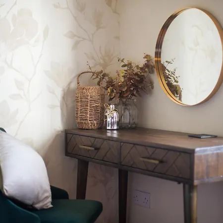 Semesterbostad Little Apple Cottage- Free Parking, Hot Tub, Fire, Town Centre *