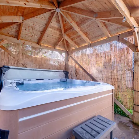 Little Apple Cottage- Free Parking, Hot Tub, Fire, Town Centre * Appleby-in-Westmorland