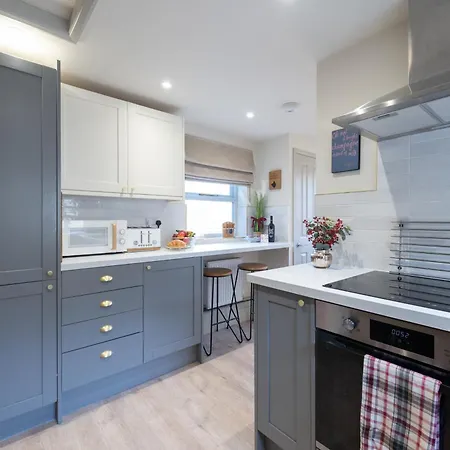 Holiday home Little Apple Cottage- Free Parking, Hot Tub, Fire, Town Centre