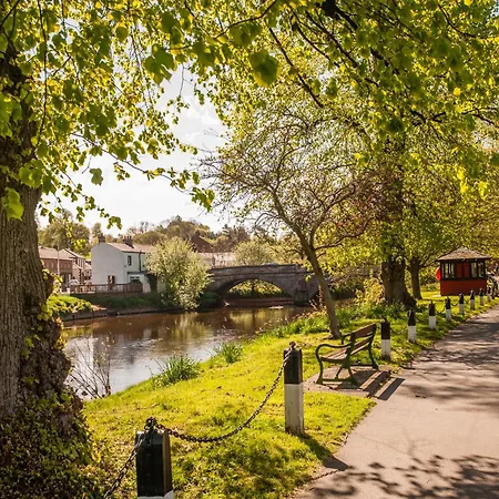 Little Apple Cottage- Free Parking, Hot Tub, Fire, Town Centre *