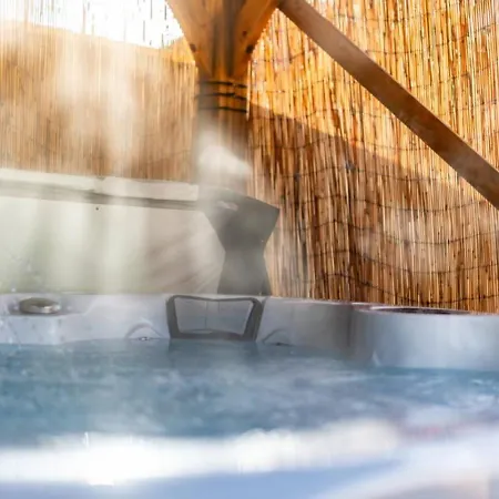 Little Apple Cottage- Free Parking, Hot Tub, Fire, Town Centre *