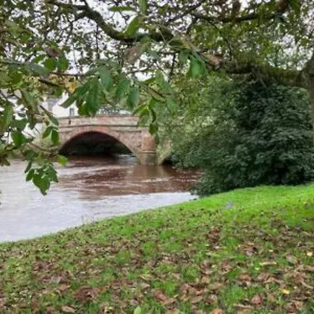 Little Apple Cottage- Free Parking, Hot Tub, Fire, Town Centre *