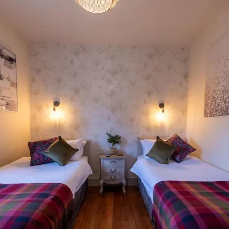 Little Apple Cottage- Free Parking, Hot Tub, Fire, Town Centre