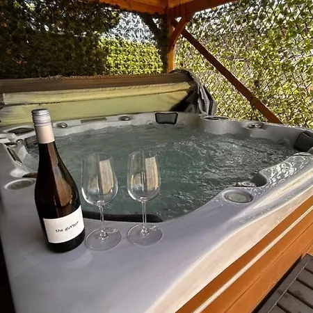 Little Apple Cottage- Free Parking, Hot Tub, Fire, Town Centre Σπίτι διακοπών