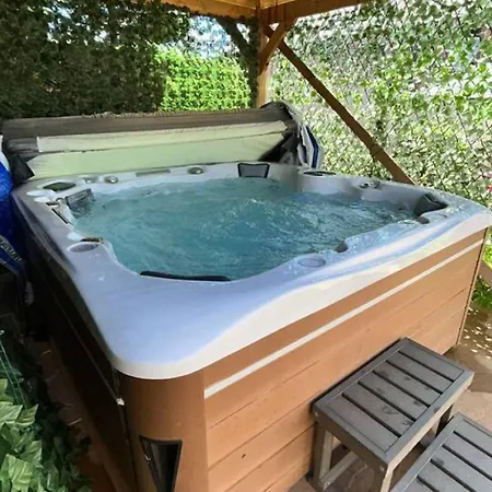 Σπίτι διακοπών Little Apple Cottage- Free Parking, Hot Tub, Fire, Town Centre