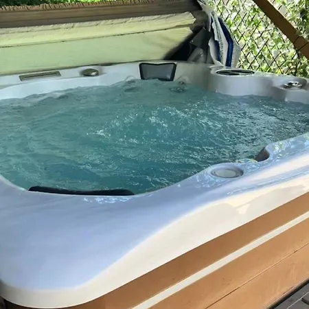 Σπίτι διακοπών Little Apple Cottage- Free Parking, Hot Tub, Fire, Town Centre