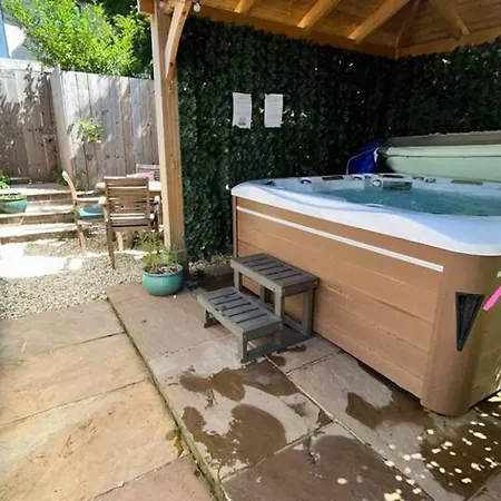 Little Apple Cottage- Free Parking, Hot Tub, Fire, Town Centre Σπίτι διακοπών *