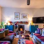 Little Apple Cottage- Free Parking, Hot Tub, Fire, Town Centre