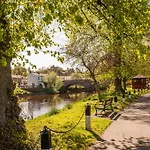 Little Apple Cottage- Free Parking, Hot Tub, Fire, Town Centre *